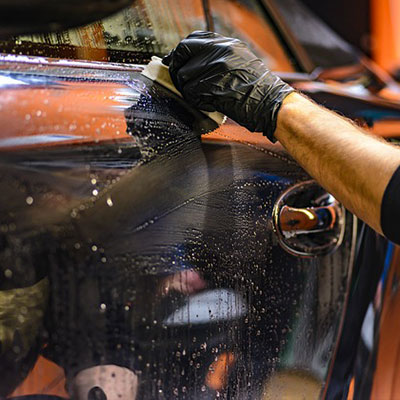 Nettoyage extérieur d'une véhicule effectué par un spécialiste en esthétique automobile